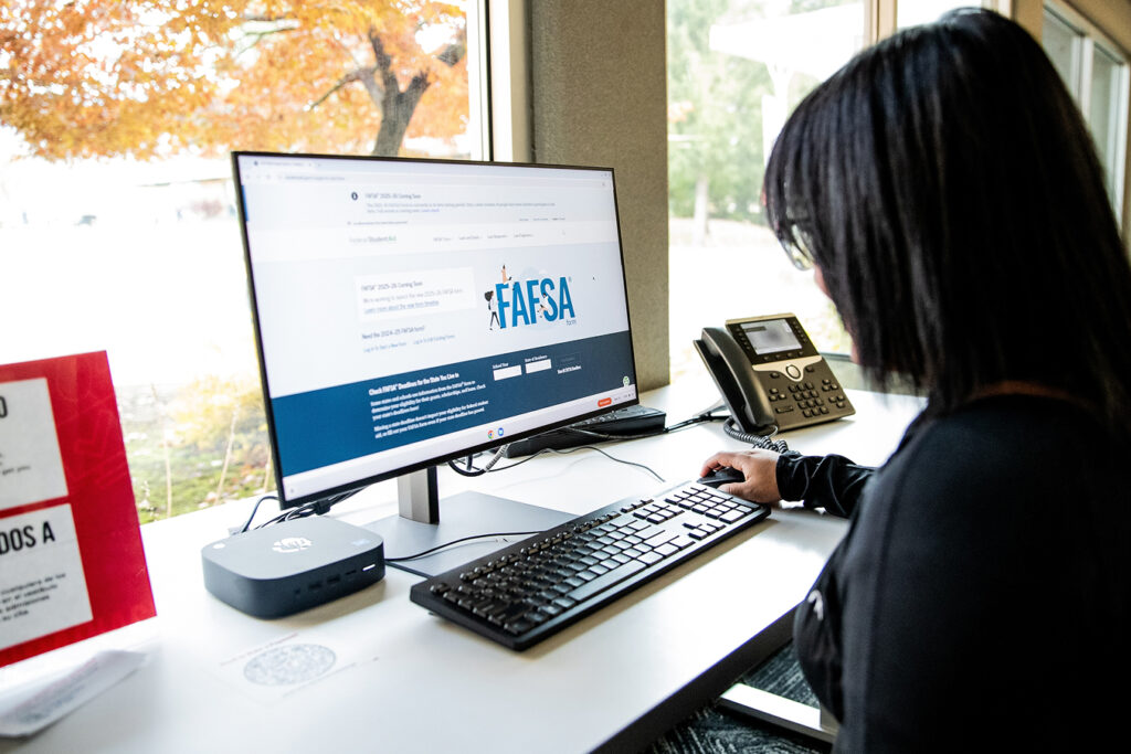 A student signing up for FAFSA on a computer